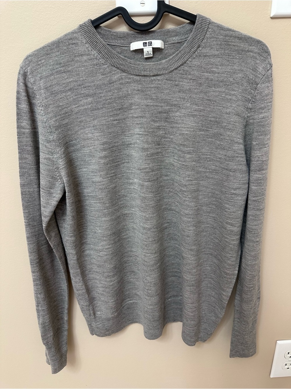 Uniqlo Women’s wool Light Gray Crewneck Sweater